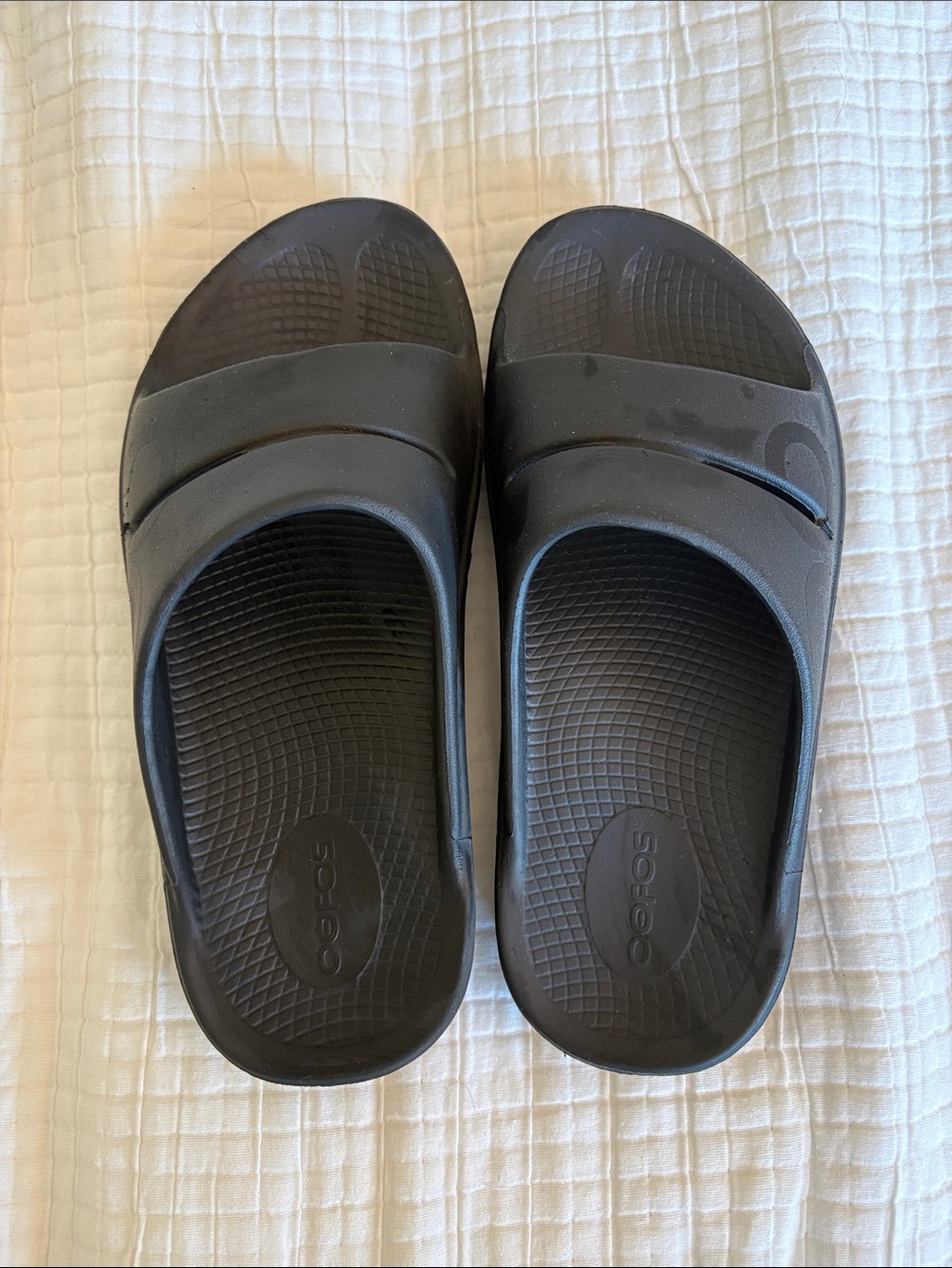 OOFOS Black Slide Recovery Sandals